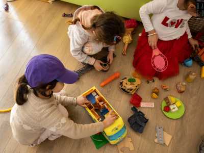 Qui notiamo alcuni bambini immersi fra i giocattoli pi� disparati, intenti a realizzare delle classiche costruzioni